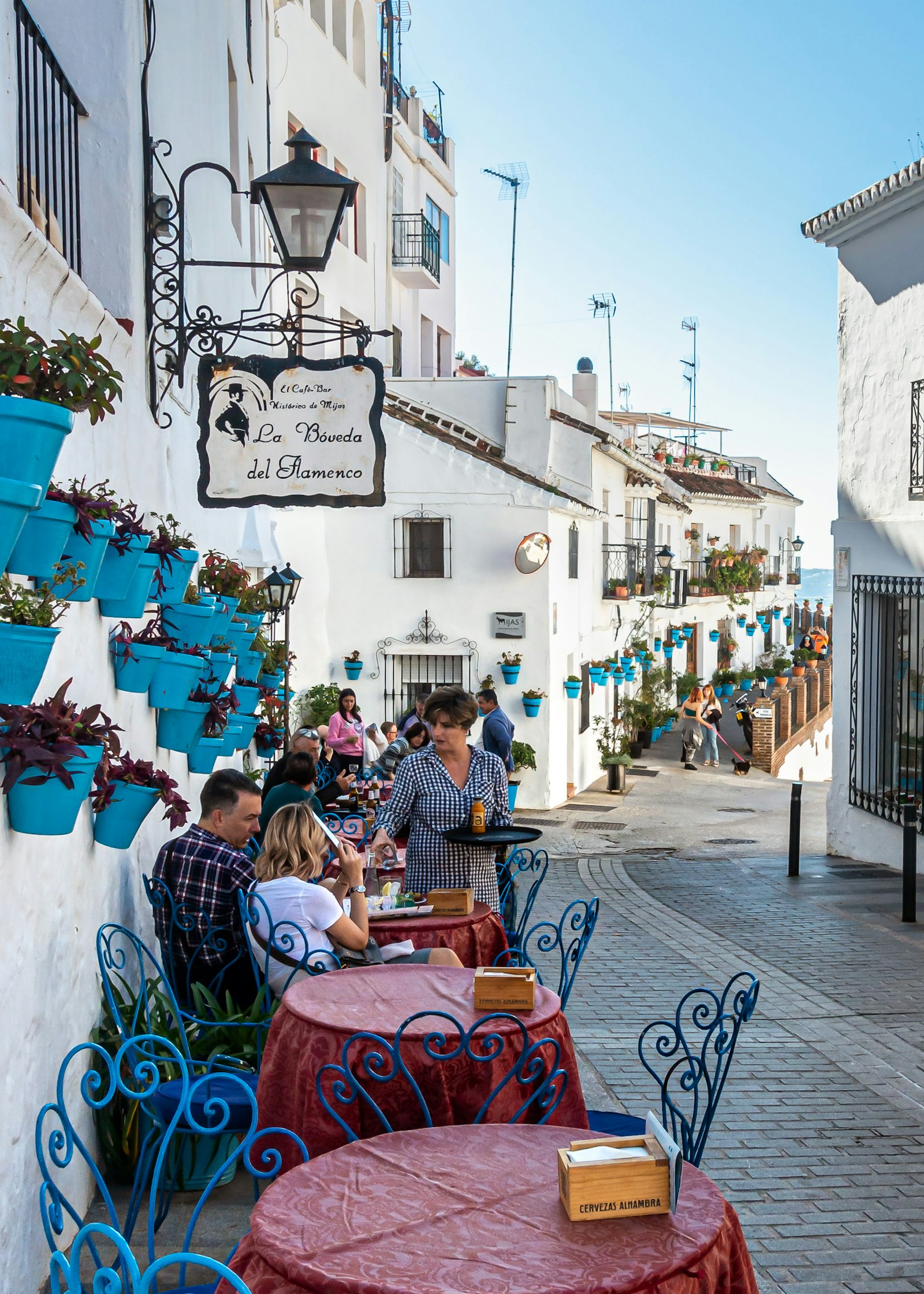 Relocation coordinator helping a couple with documents at a café table